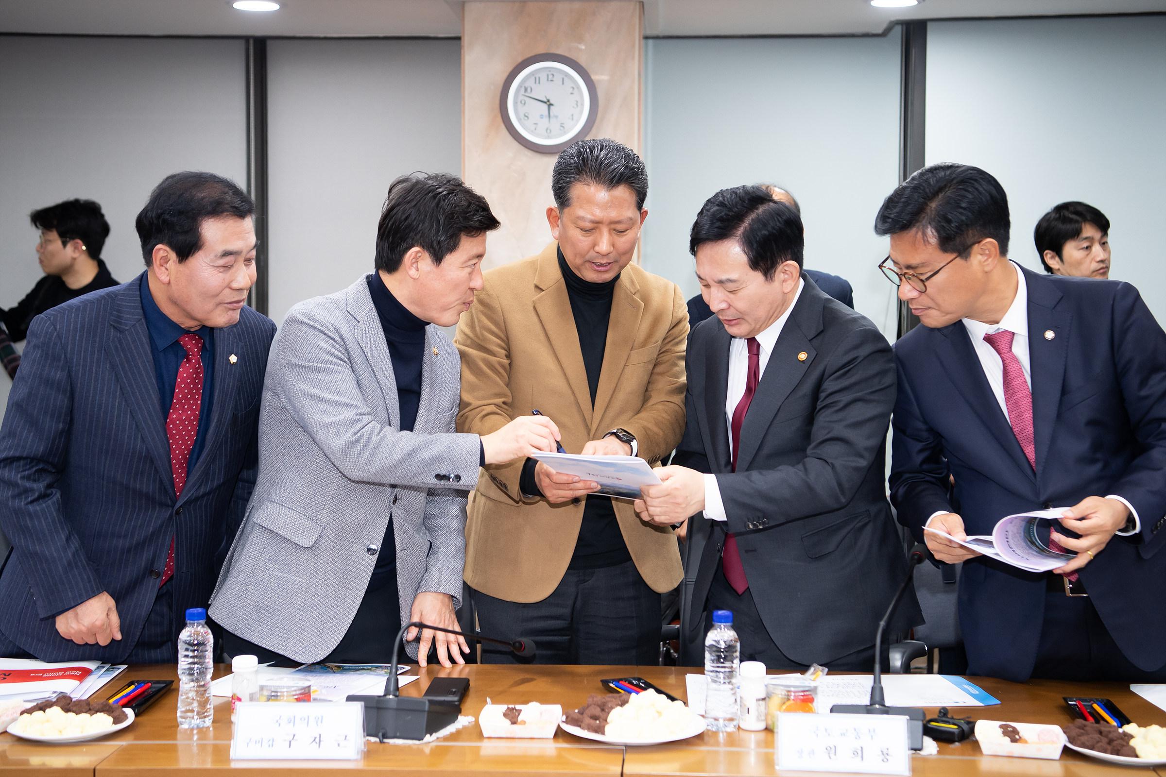 원희룡 국토교통부 장관께서 현장 방문으로 구미역과 선기동 현장 그리고 상공회의소를 방문하였습니다.