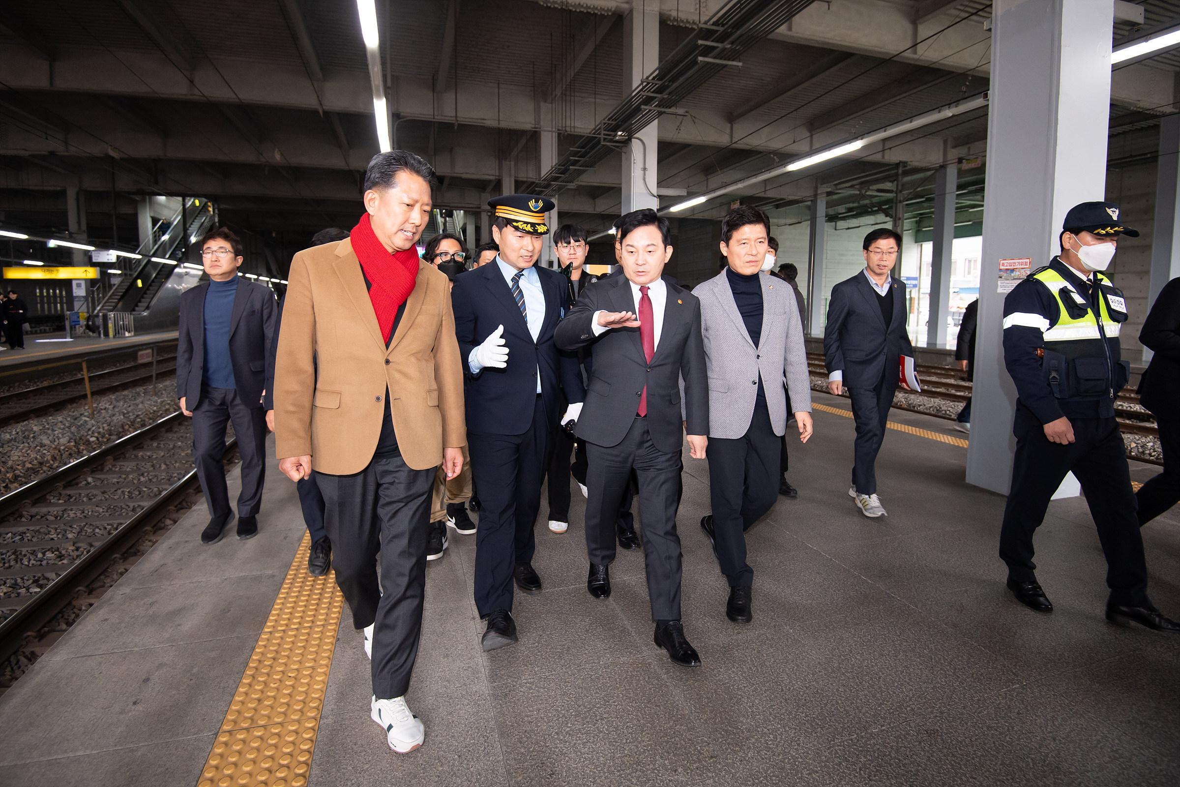 원희룡 국토교통부 장관께서 현장 방문으로 구미역과 선기동 현장 그리고 상공회의소를 방문하였습니다.