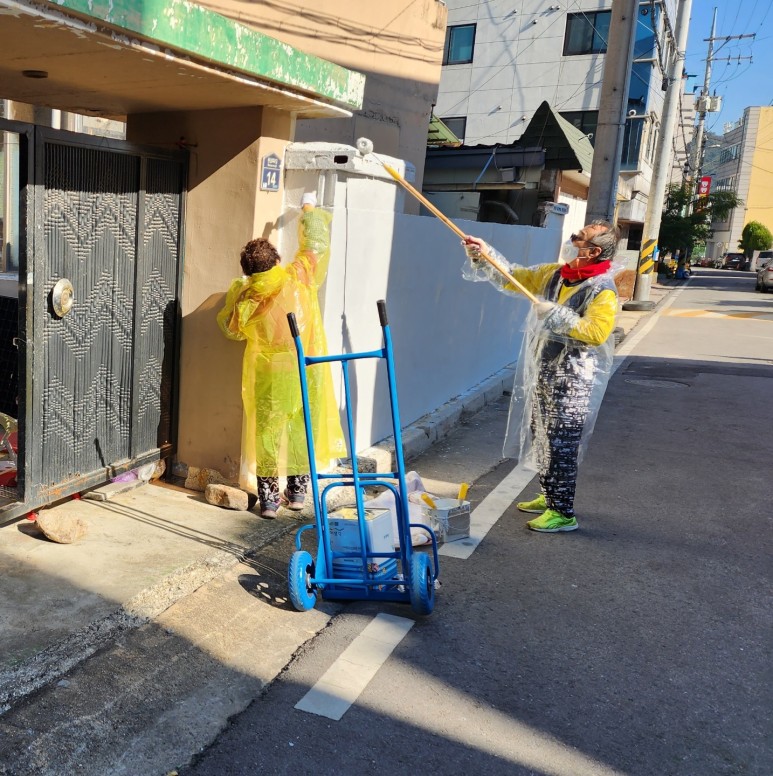 [선주원남동] 주민제안공모사업 선정팀 ‘아트팩토리’ 팀의 마을 내 담장 도색 현장 스케치 첨부 이미지