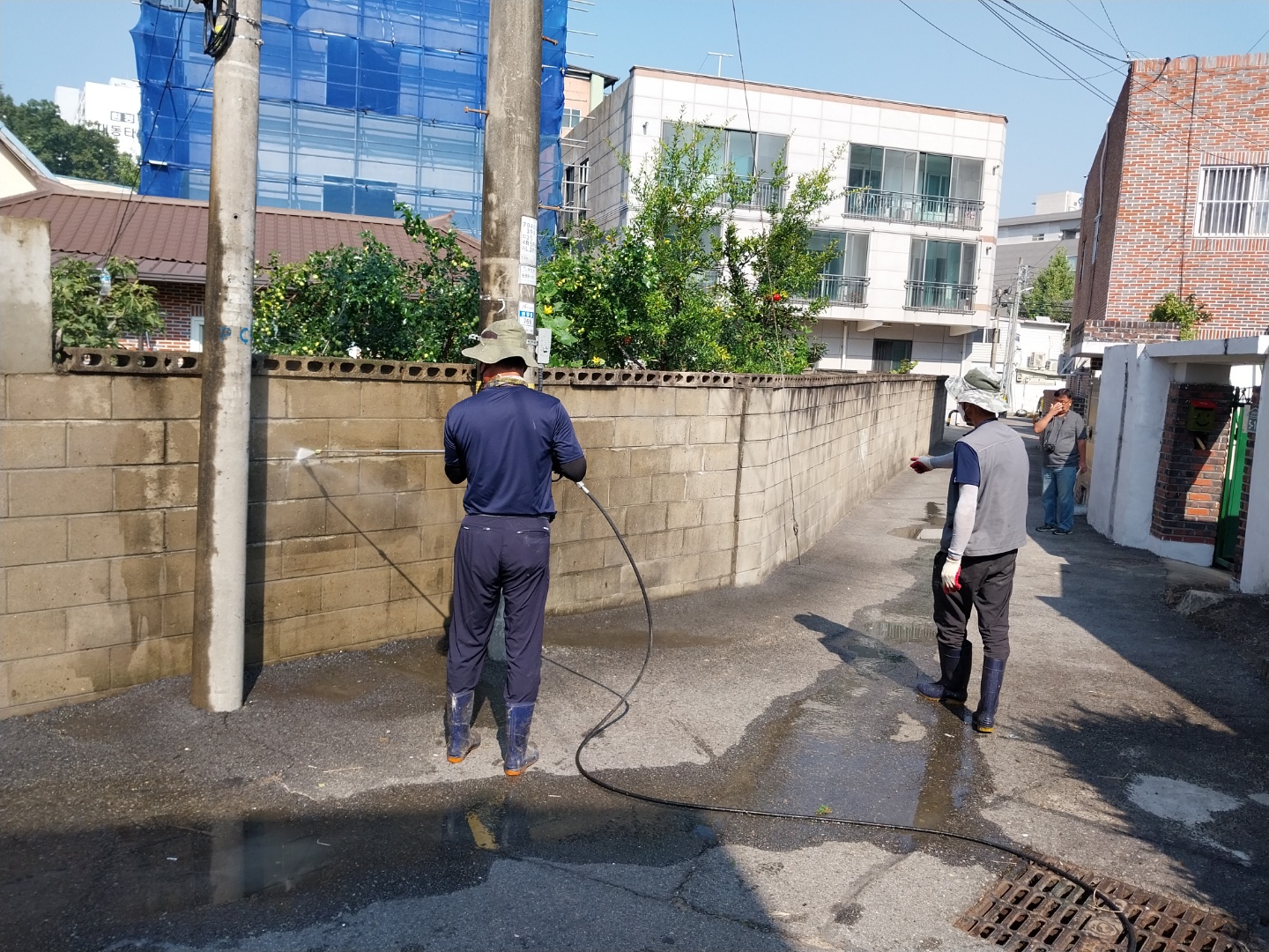 [선주원남동] 주민제안공모사업 선정팀 \'아트팩토리\'팀의 담장 고압 세척 현장 스케치 첨부 이미지